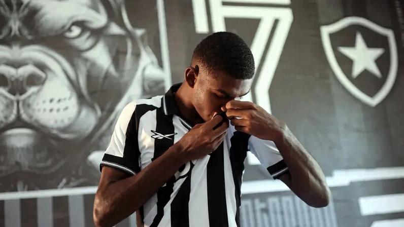 Wallace Davi foi regularizado e pode estrear pelo Botafogo (Foto: Divulgação/Botafogo)