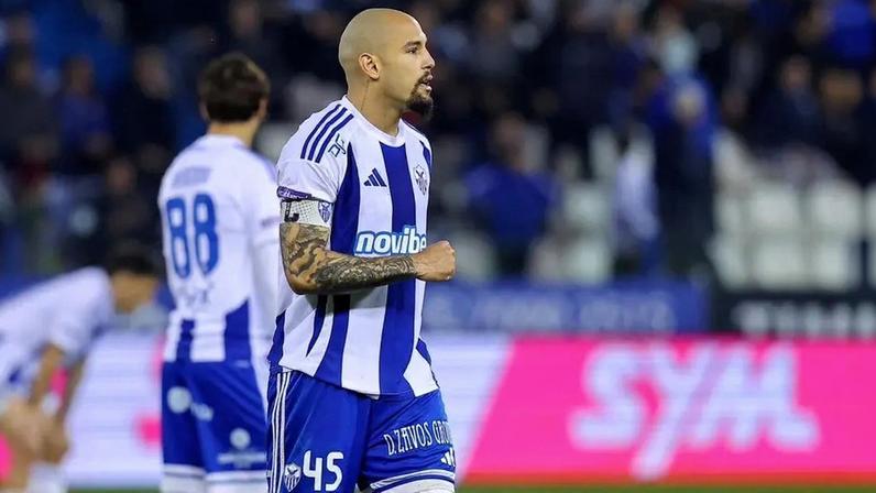 Gabriel Furtado em ação pelo Anorthosis (Foto: Divulgação/Anorthosis)