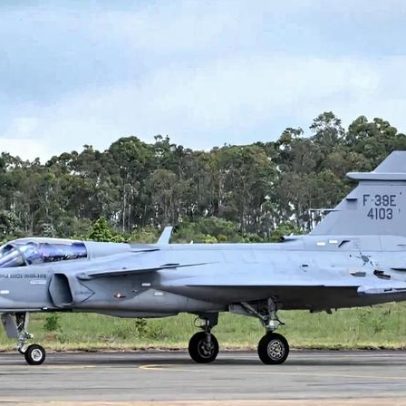Brasil realiza o primeiro lançamento de bombas pesadas guiadas a laser com Gripen