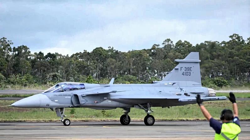 Brasil realiza o primeiro lançamento de bombas pesadas guiadas a laser com Gripen