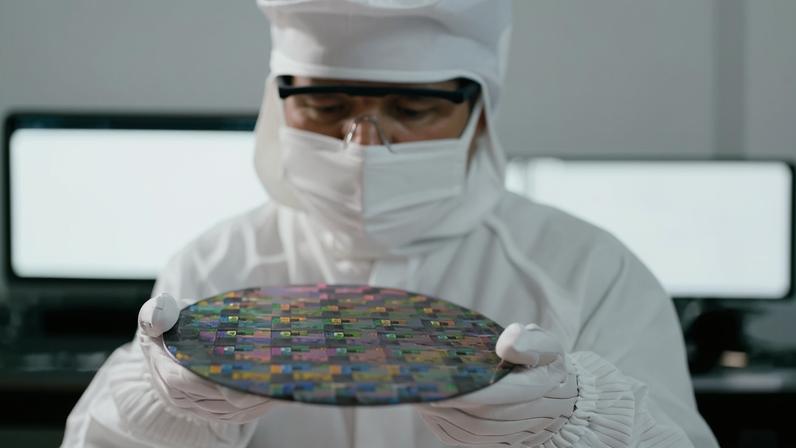 China amplia produção de chips para IA e mira quintuplicar capacidade até 2030