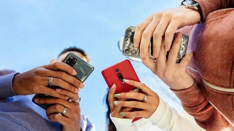 Jovens com smartphones: Europa propõe ação coletiva global para aumentar segurança de menores na internet