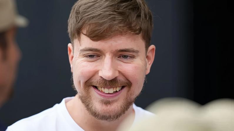 O youtuber MrBeast: empresa do influenciador adquire fintech popular entre jovens com objetivo de promover educação econômica ao seu público (Rich Storry/Getty Images)