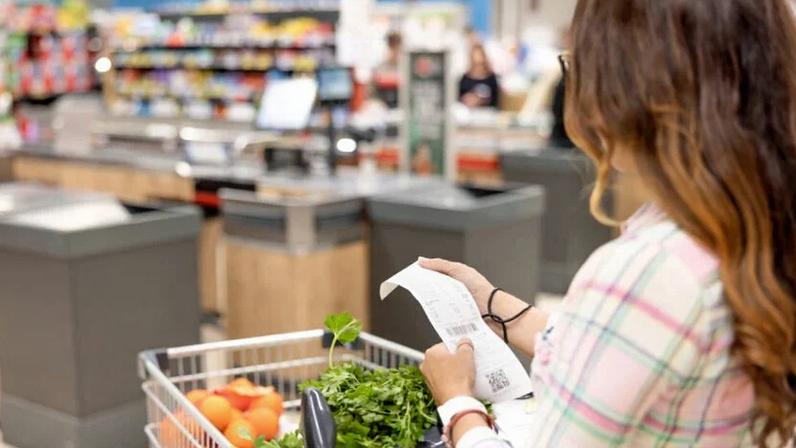 Mulher fazendo compras no supermercado
