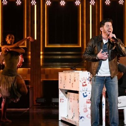 Nick Jonas apresenta single emotivo Gut Punch no programa Fallon
