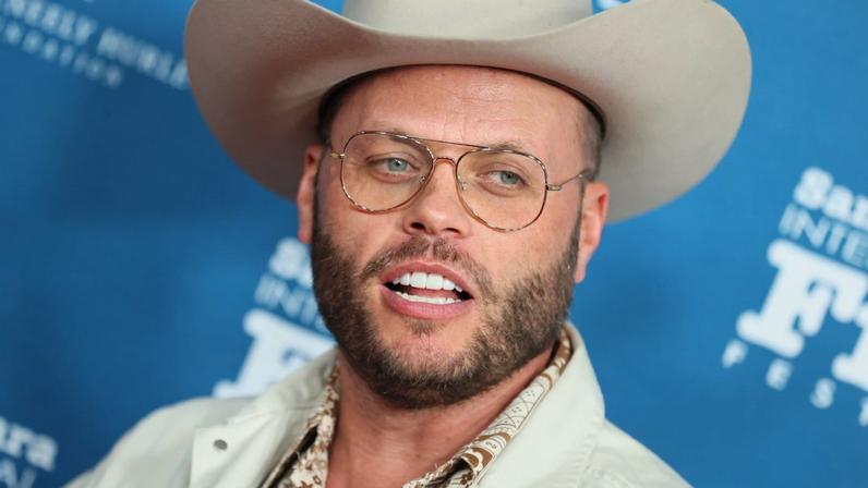 Charley Crockett chama Trump de vigarista e pede deportação de Elon Musk