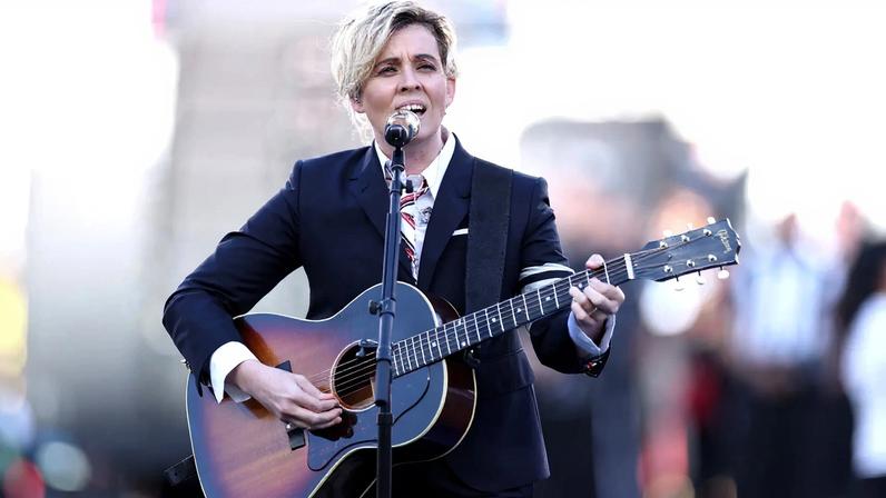 Brandi Carlile afirma que eleitores de Trump foram enganados e devem repensar