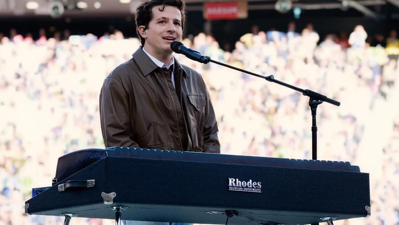 Charlie Puth planeja homenagear Whitney Houston com Hino Nacional no Super Bowl