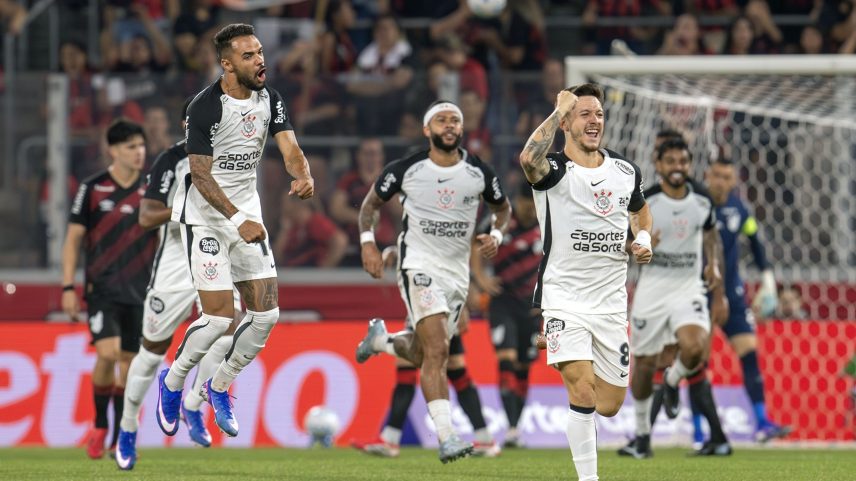 Corinthians vence Athletico fora de casa e sobe para 5º no Brasileirão