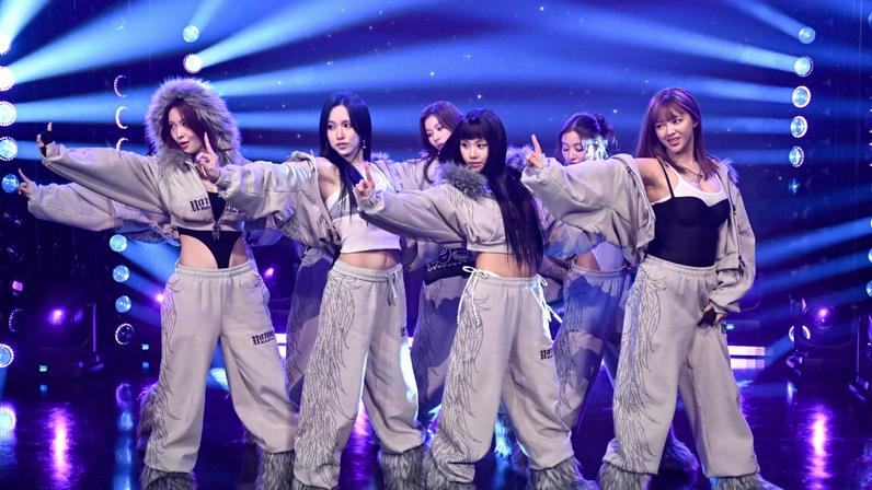 TWICE revisita o hit Strategy no programa Fallon