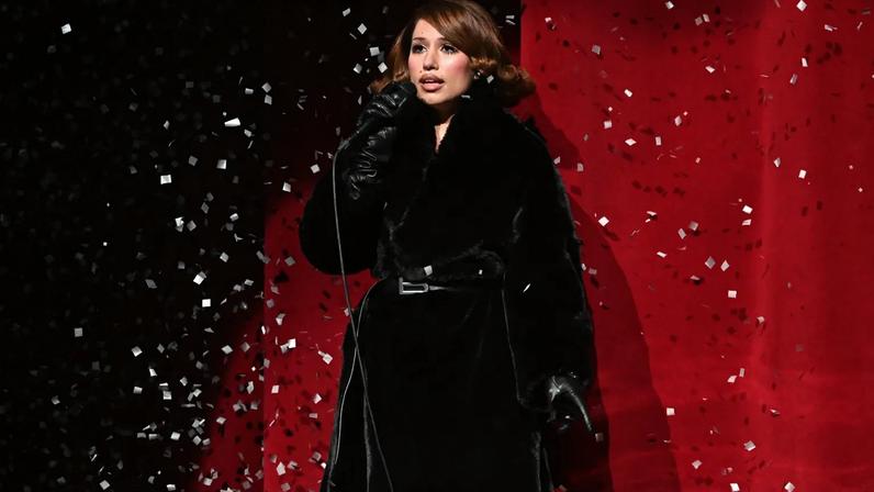 Raye fala sobre desilusão amorosa em canção Nightingale Lane