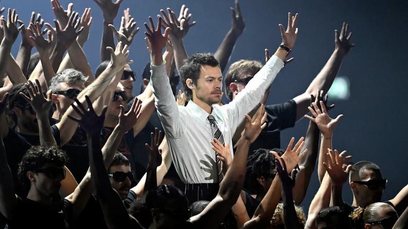 Harry Styles faz estreia ao vivo de 'Aperture' no BRIT Awards 2026