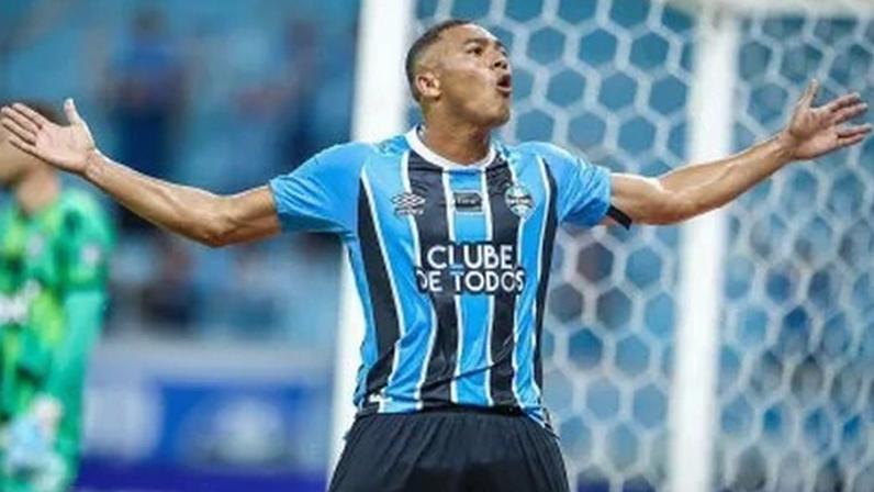 Carlos Vinícius anotou hat-trick na vitória do Grêmio sobre o Botafogo