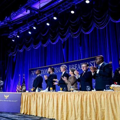Trump defende Noem, Gabbard e Bondi no National Prayer Breakfast