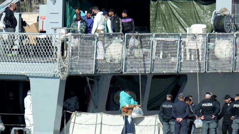 Meloni reativa deportações para Albânia e avalia bloqueio a barcos de resgate