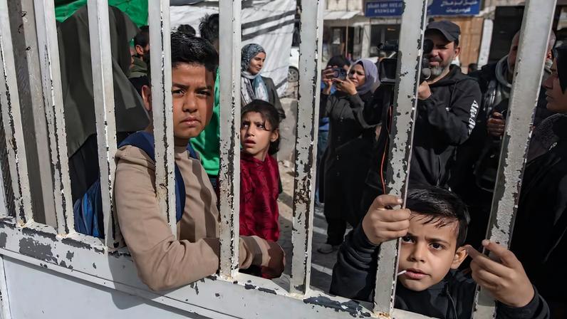 Palestinos en el hospital de la Media Luna Roja en Jan Yunis, en el sur de la franja de Gaza, este lunes.