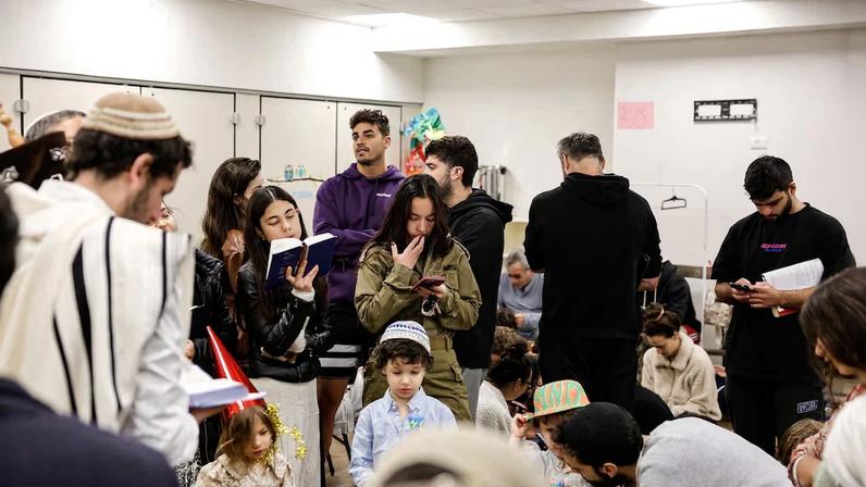 Israel fecha escolas e proíbe ajuntamentos; Irã lança mísseis retaliatórios