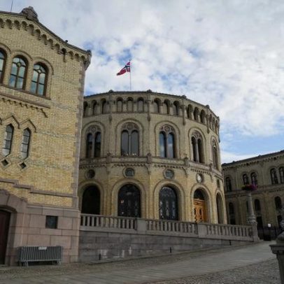 Parlamento norueguês investiga externamente vínculos do ministério com Epstein