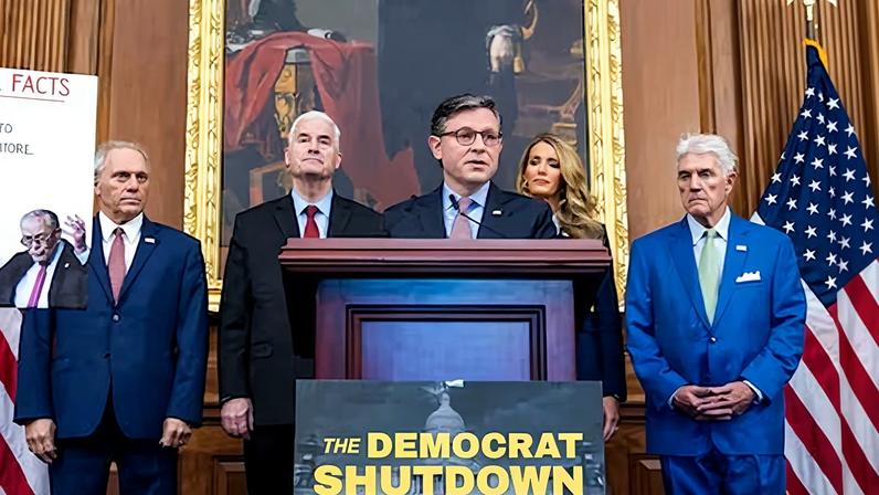 El líder republicano de la Cámara de Representantes de Estados Unidos, Mike Johnson, durante el cierre del Gobierno federal del pasado otoño.