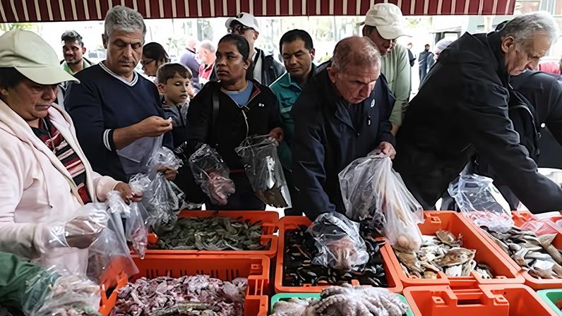 Compra de pescado y marisco al terminar el rezo del mediodía en una pescadería cerca de la Puerta de Damasco de Jerusalén, el 6 de febrero.