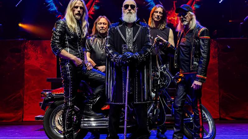 Rob Halford comenta inspiração de Breaking the Law em clipe de doc Judas Priest