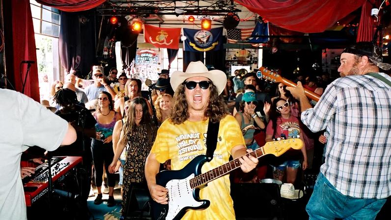 Johnny Mullenax transforma brunch de bluegrass em atração em Tulsa