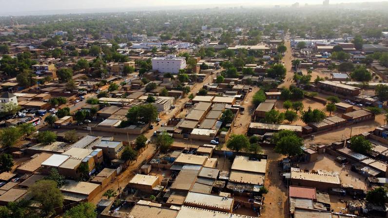 Militantes do ISIS na pista de aeroporto durante ataque na Níger, mostram imagens