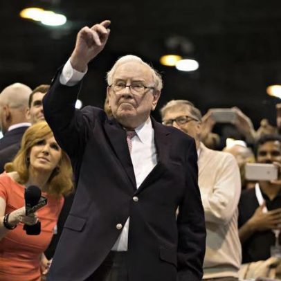 Warren Buffett amplia posição no New York Times e reduz posição na Amazon
