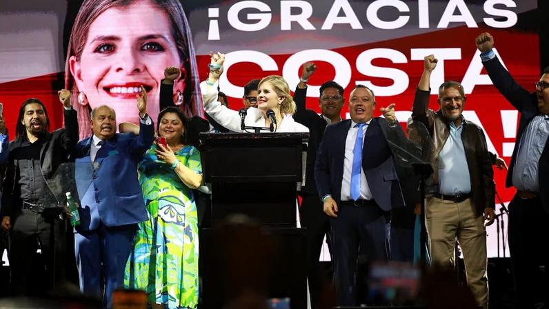 Laura Fernández da un discurso tras el resultado del conteo preliminar, este domingo.