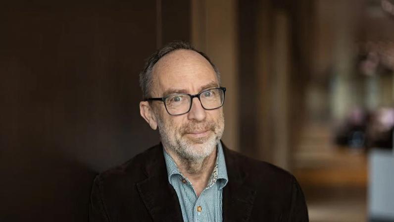 Fundador da Wikipedia chama IA de caricatura enciclopédica e critica alucinações