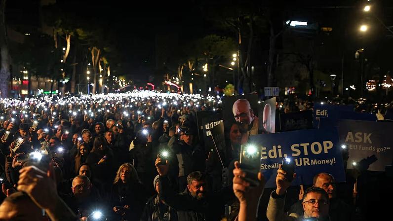 Primeiro-ministro albanês demite deputado em investigação de corrupção