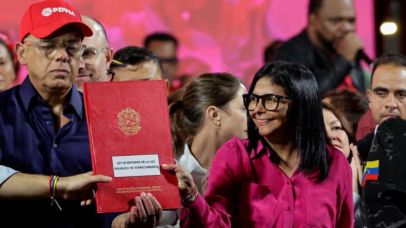 Jorge Rodríguez y Delcy Rodríguez sostienen una copia de la nueva ley petrolera en Caracas, Venezuela, en enero 2026.