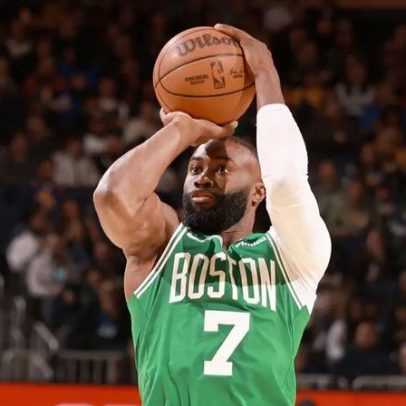 Jaylen Brown faz triplo-duplo e Celtics vencem Warriors