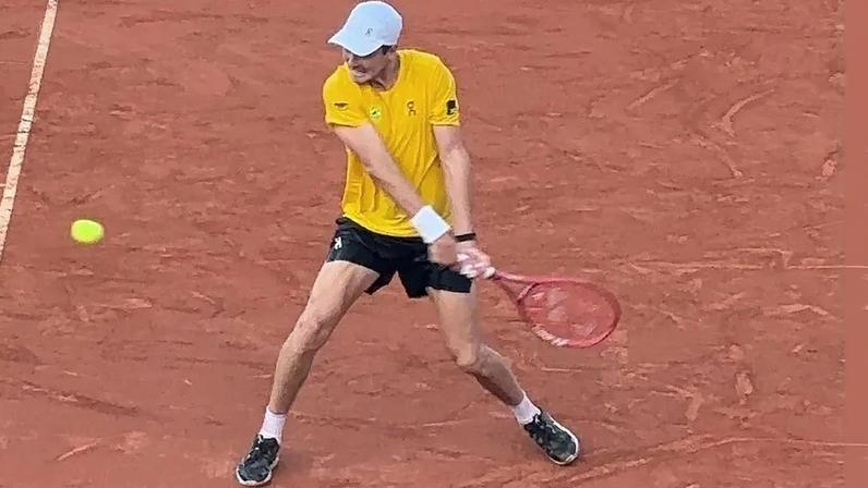 João Fonseca em treino na quadra central do Rio Open (Foto: Gustavo Loio/Lance!)