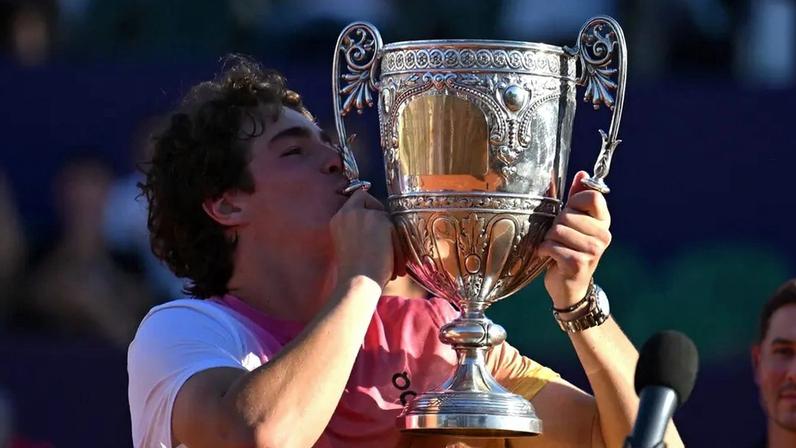 João Fonseca com a taça do ATP de Buenos Aires (Foto: Luis Robayo / AFP)