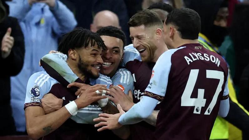 Jogadores do Aston Villa comemorando gol (Foto: Darren Staples/AFP)