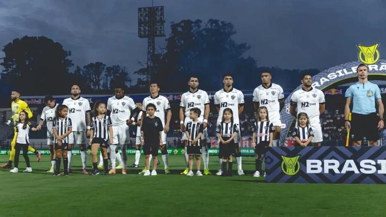 Jogadores do Atlético contra o Bragantino (Foto: Pedro Souza / Atlético)