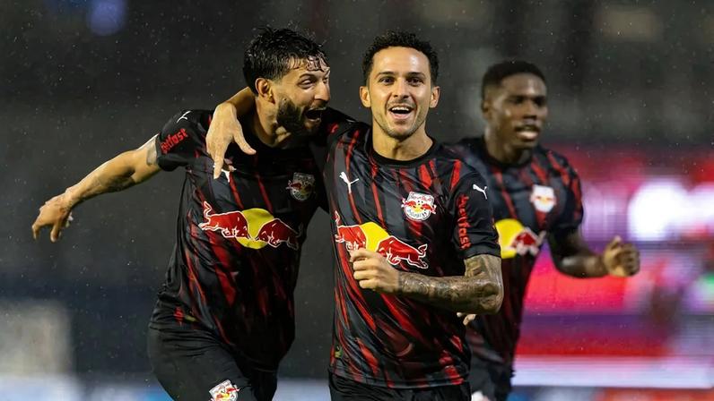 Jogadores do Bragantino comemoram gol (Foto: Eduardo Carmim/Gazeta Press)