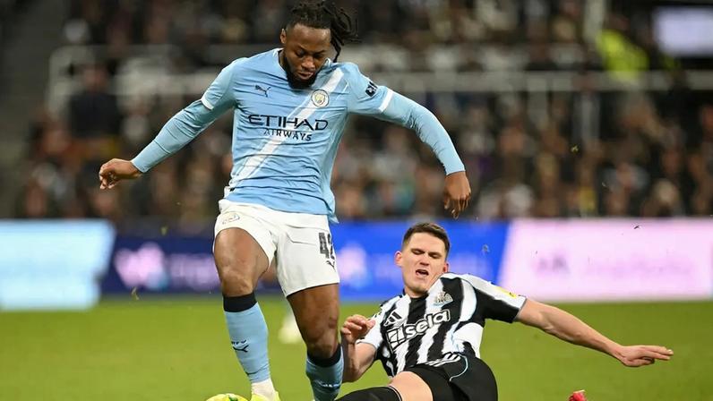 Jogadores do Manchester City e Newcastle em duelo (Foto: Oli Scarff/AFP)