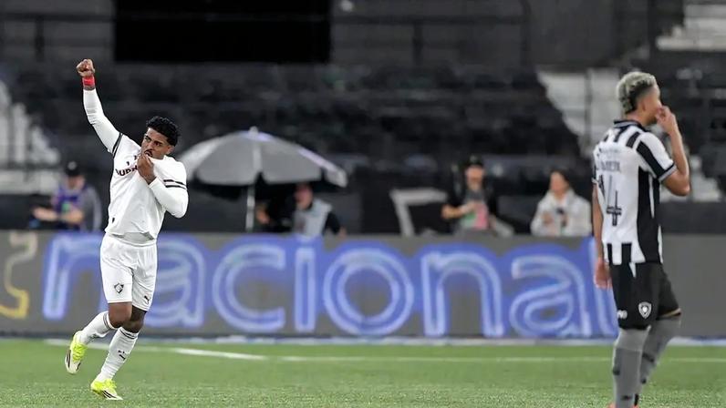 John Kennedy comemora gol pelo Fluminense contra o Botafogo (Foto: Thiago Ribeiro/AGIF/Gazeta Press)