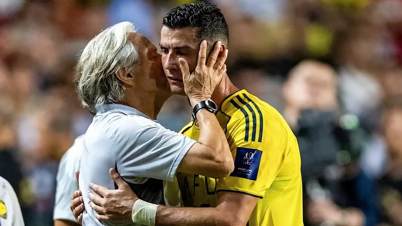 Jorge Jesus beija Cristiano Ronaldo após vitória do Al-Nassr pela Saudi Pro League, em 2025 (Foto: Wun Suen/AFP)