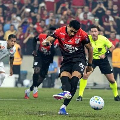 Athletico amplia contrato de atacante titular por um ano