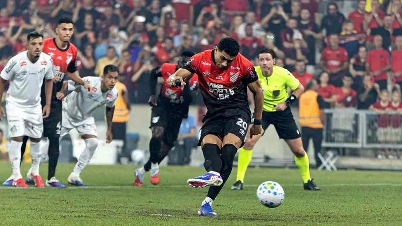 Julimar marca gol de pênalti em Athletico x Santos, pela Série A. Foto: Paulo De Tarso/Agif/Gazeta Press
