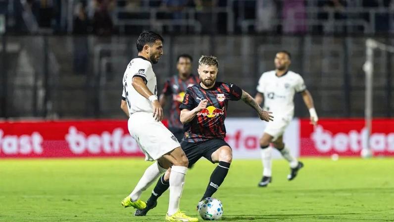 Junior Alonso em Bragantino x Atlético (Foto: Vitor Vidal/ Press)