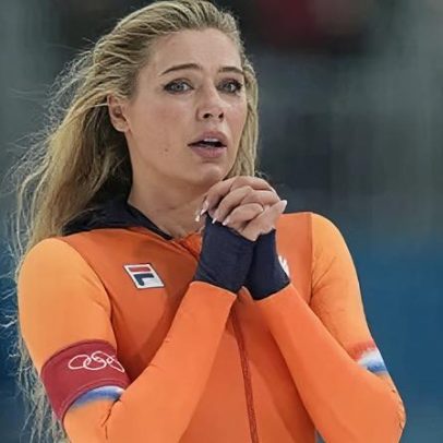 Patinadora conquista ouro e rebate críticas sobre maquiagem: não define quem sou