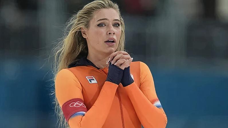 Jutta Leerdam chorando após conquista do ouro olímpico