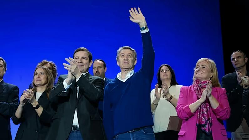 El presidente del PP, Alberto Núñez Feijóo, junto a Alfonso Fernández Mañueco y otros dirigentes regionales y locales de su partido, este viernes en Salamanca.