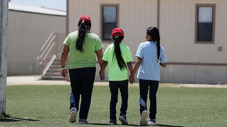 Horrores no centro familiar do ICE em Dilley, relatados por crianças detidas