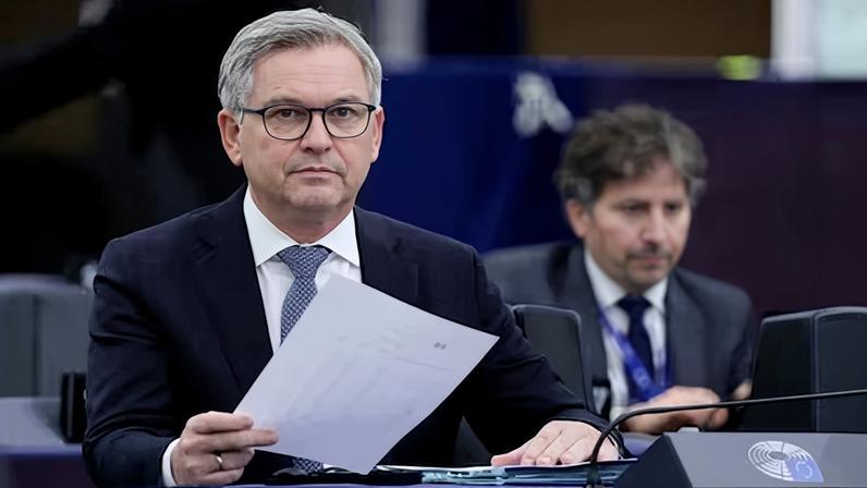 Comissão Europeia avisa Espanha: residência não é cheque em branco