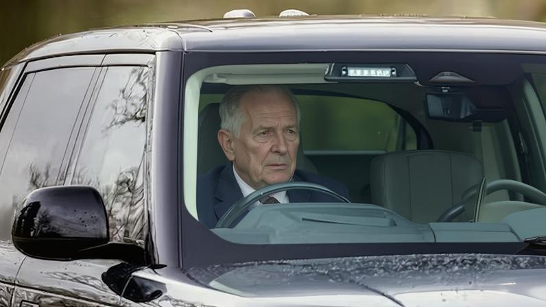 El ex príncipe Andrés conduce en Windsor el pasado 2 de febrero